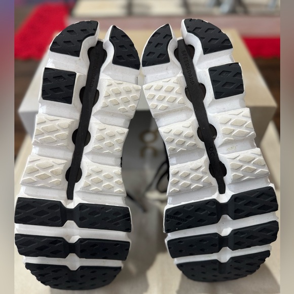 ON Cloudswift 3 women’s size 7. Color Black. Worn only once in great condition. - Picture 4 of 11